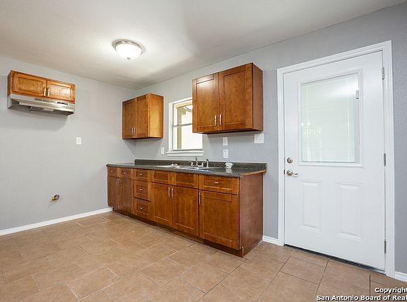 4th image of 527 Burcham Ave