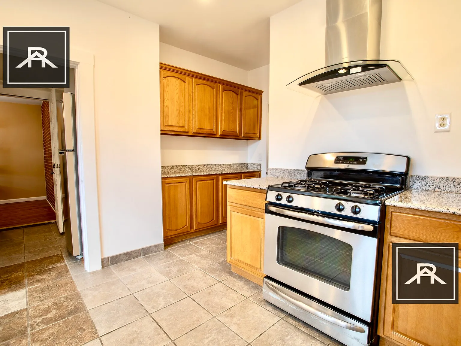 3 bed, 1.0 bath, 1400 sqft, $3,550 — Photo 2