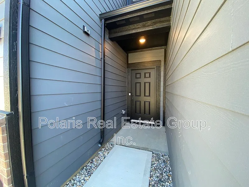 3 bed, 2.0 bath, 1883 sqft, $2,300 — Photo 3