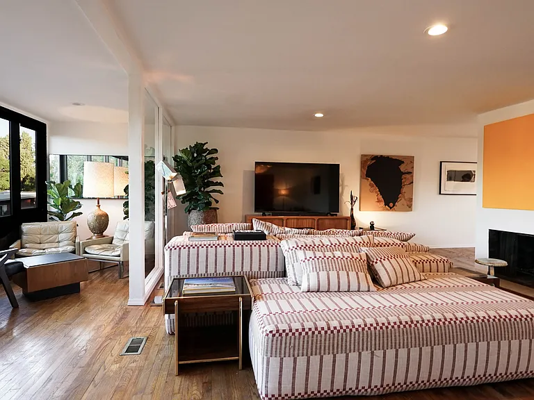 Living Room / Sun Room