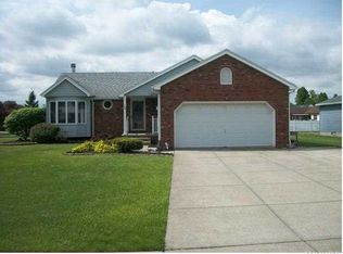 44 Country Pl, Lancaster, NY 14086