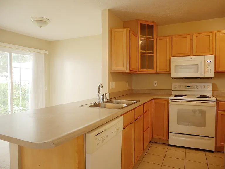 2622 E Oaklawn Ct — Photo 3