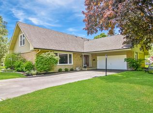 4 Burning Tree Rd, Rolling Meadows, IL 60008