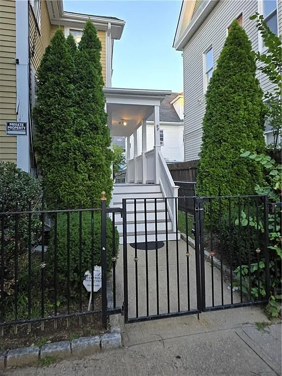 3 bed, 1.0 bath, 1224 sqft, $2,300 — Photo 4