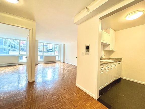 4th image of 350 W 43rd St APT 36B