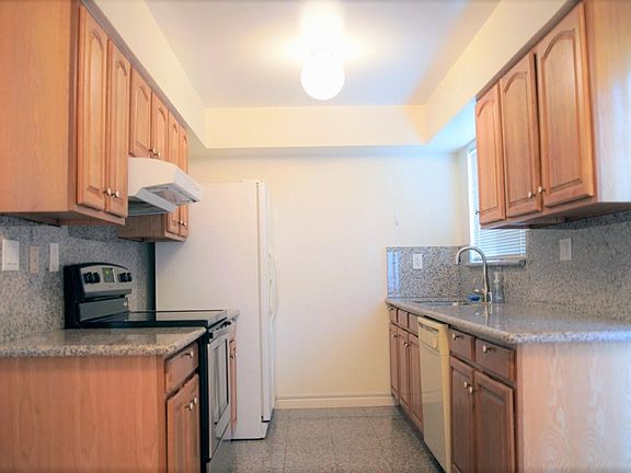 3rd image of 483 Hawthorne Ave