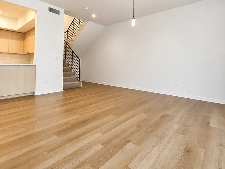 1226 23rd St #9 — Photo 11