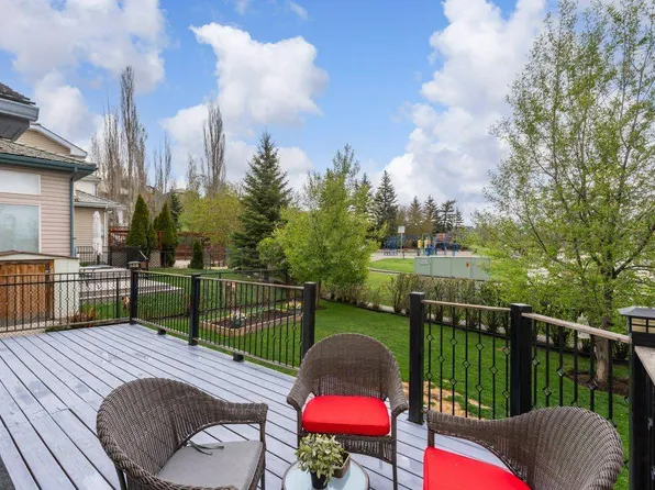 2 W Springbank Cres SW, Calgary, AB T3H 3S8
