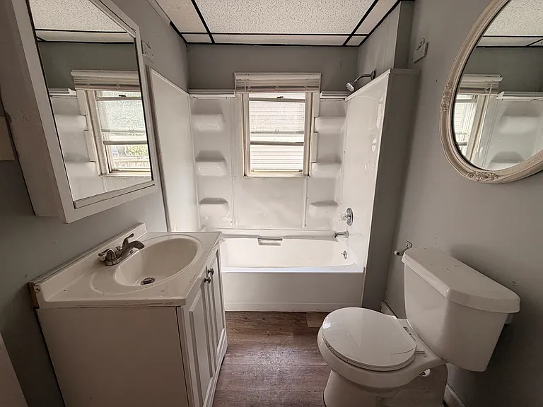 2351 Valentine St — Photo 5