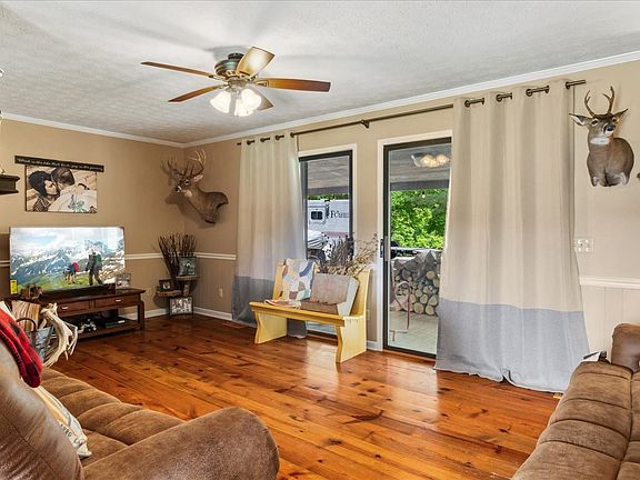 5th image of 203 Terry Ln