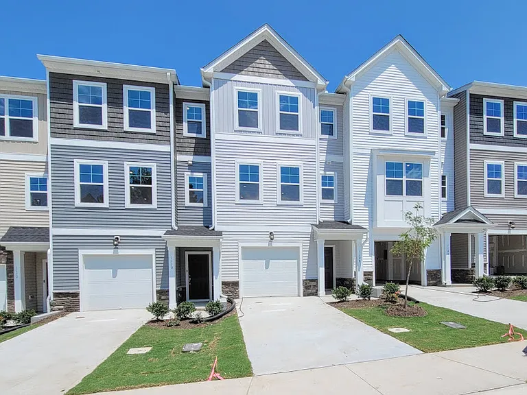 1108 Shoreside Dr — Photo 2