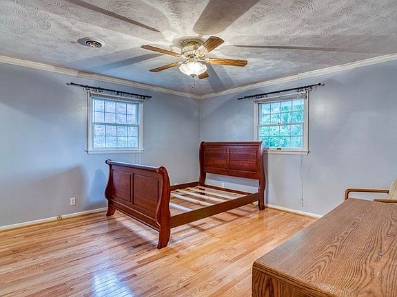 3rd image of 707 Meadow Dr