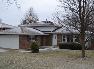 1919 W Spring Ridge Dr, Arlington Heights, IL 60004