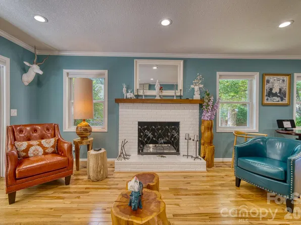 130 Exeter Ct, Hendersonville, NC 28791
