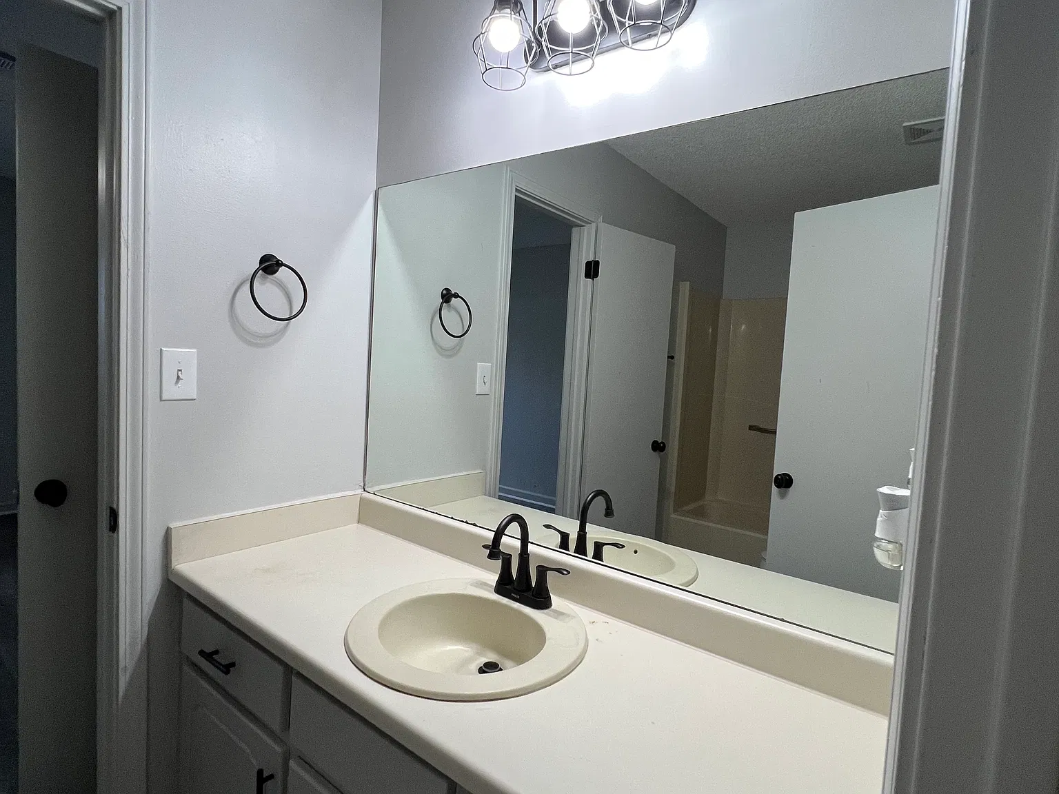 2 bed, 900 sqft, $1,299 — Photo 4