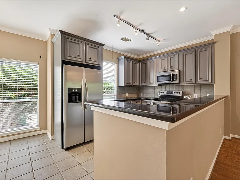 2804 Chenevert St — Photo 17
