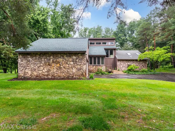 1222 Manderly Dr, Milford, MI 48381