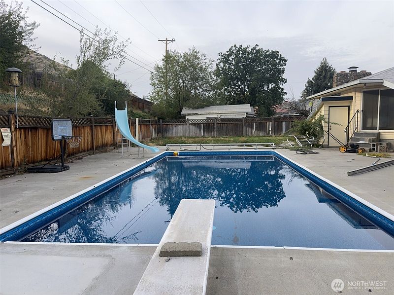 3rd image of 801 Tulip Street