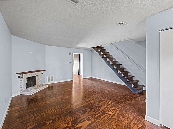 2nd image of 3991 Camelot Dr