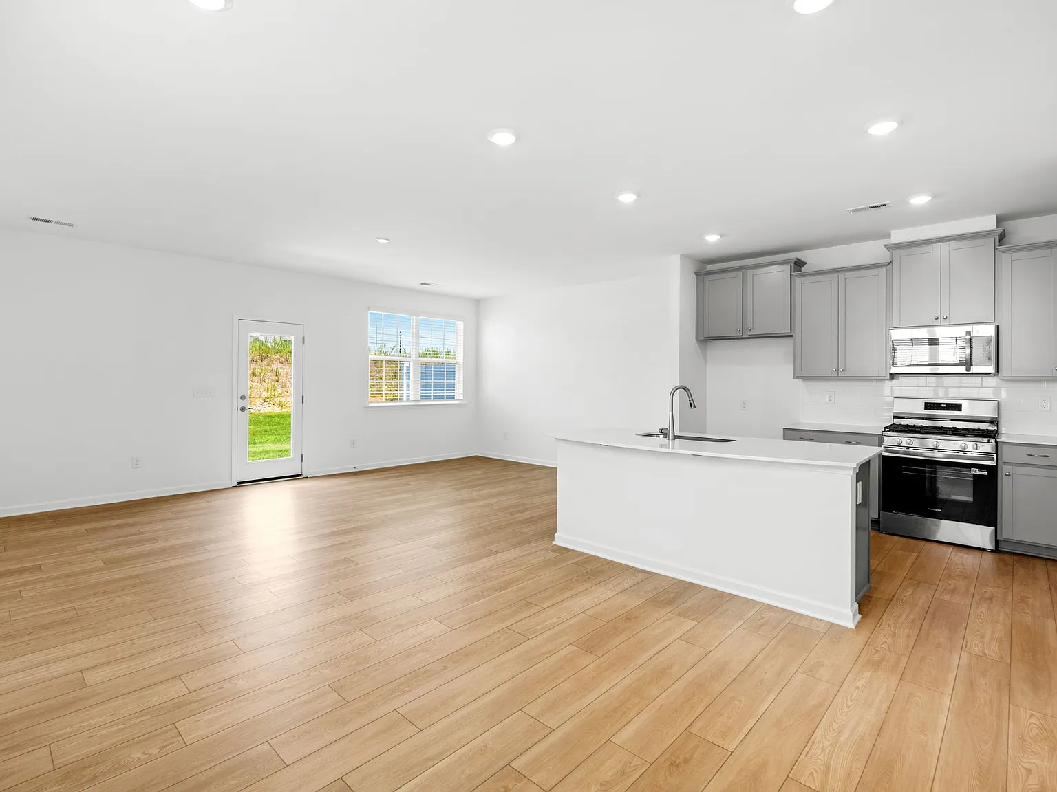 3 bed, 2.5 bath, 1634 sqft, $1,800 — Photo 3