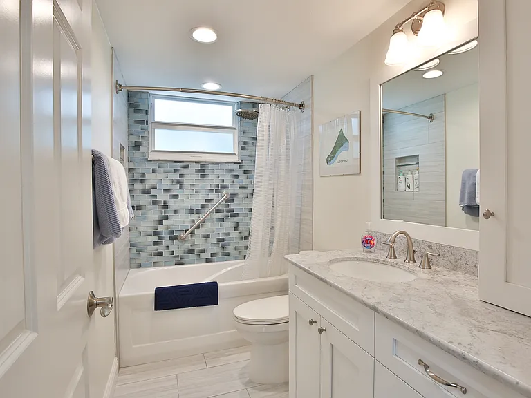 Main bathroom. Bright and modern.
