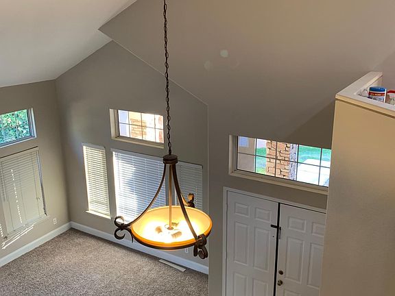 Large front entry and front livingroom.