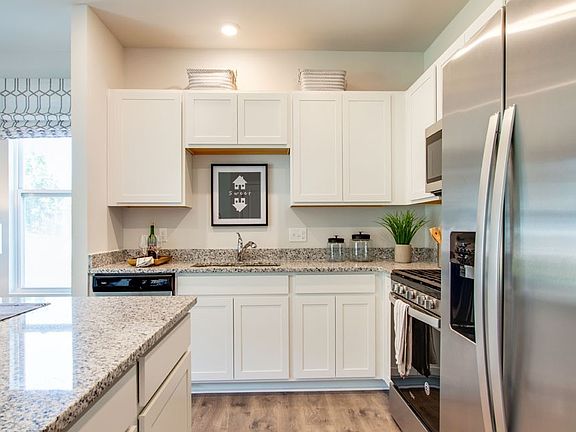 4th image of 415 Augustine Dr