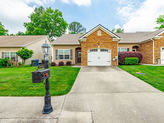 3rd image of 7548 Magnolia Leaf Ln
