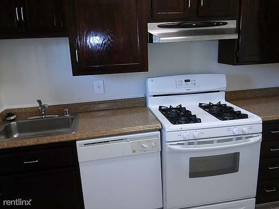 527-9th-NE-1st-fl-kitchen
