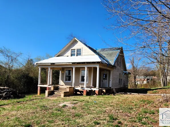 208 Buena Vista Ave, Stuart, VA 24171