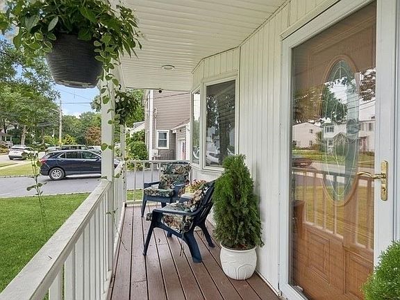 5th image of 10 Oak St