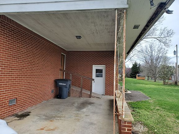 4th image of 711 Orchard St