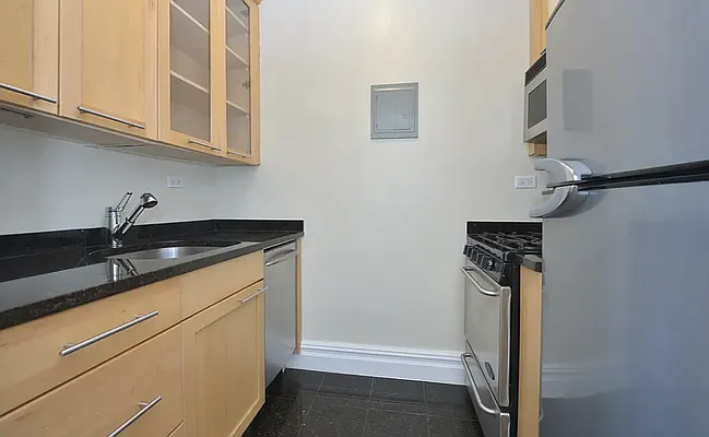 Rented by Manhattan Realty Group | media 4