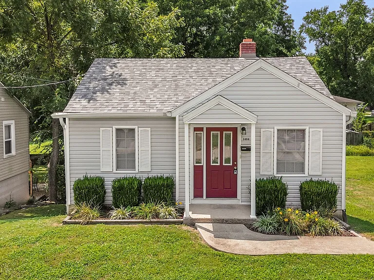 1404 E Elm St — Photo 1