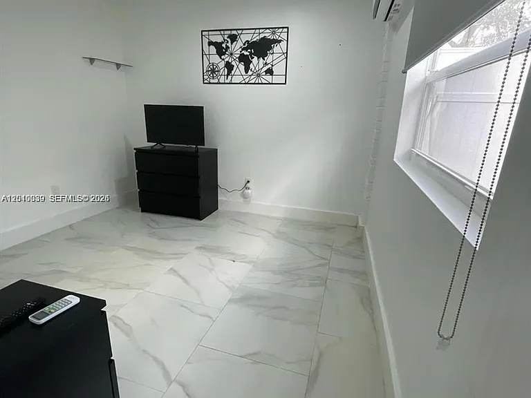 2320 SW 44th St — Photo 3