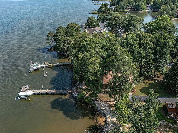 3rd image of 135 Circle Dr