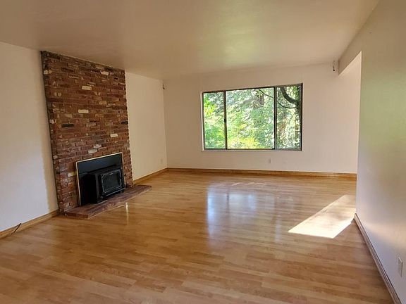 5th image of 270 Brook Ln