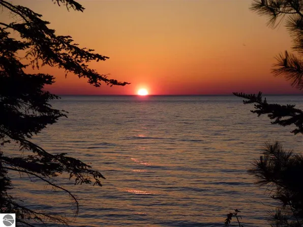 200 Beach Rd, Frankfort, MI 49635