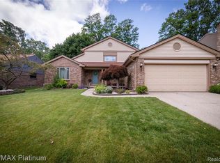 16441 Penn Dr, Livonia, MI 48154