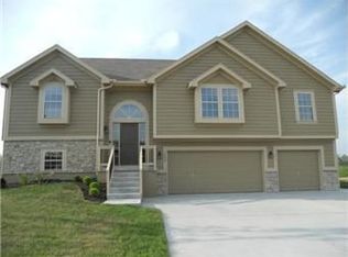 1110 E 15th St, Kearney, MO 64060