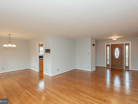 5th image of 302 Surveyors Ct SW
