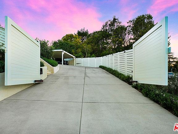3rd image of 12754 Mulholland Dr