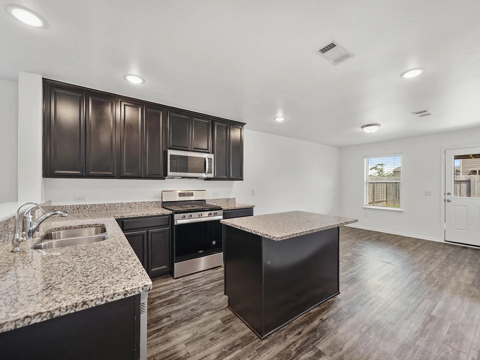 3 bed, 2.0 bath, 1494 sqft, $2,200 — Photo 2
