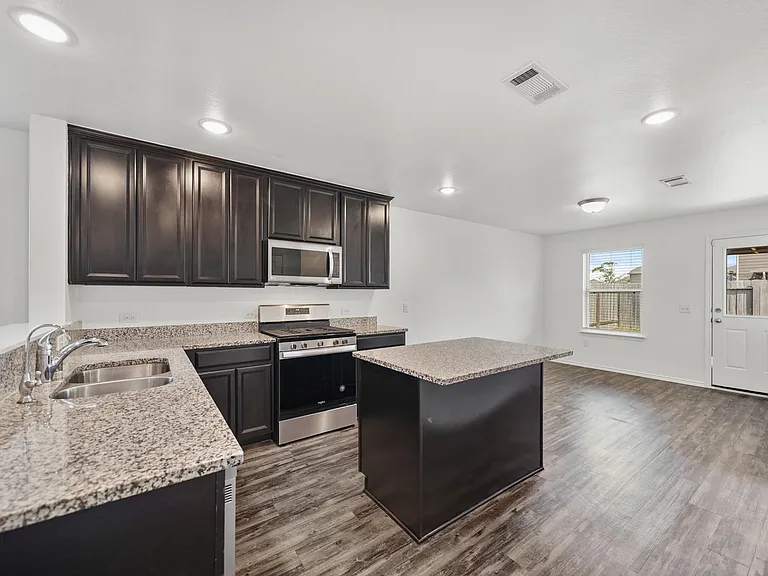 2611 Lapwing Dr — Photo 2