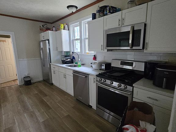 3rd image of 131 London Ave