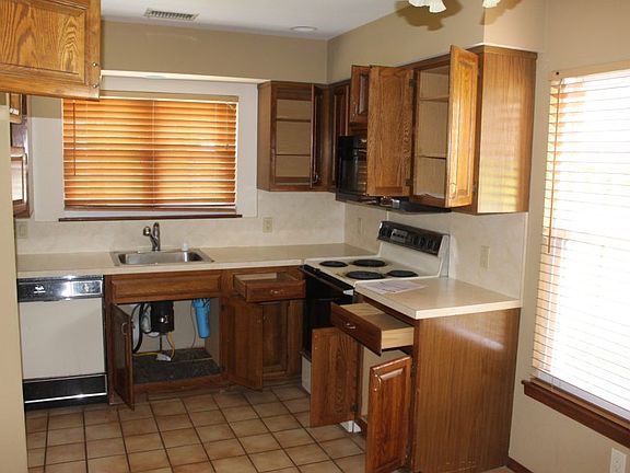 3rd image of 462 Village Oaks Ln
