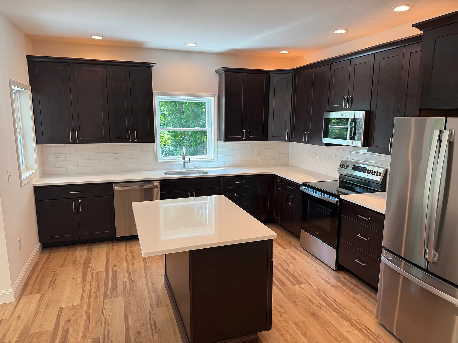 3 bed, 2.5 bath, 1900 sqft, $2,950 — Photo 3