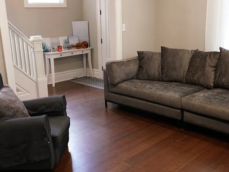 988 Linwood Ave — Photo 2
