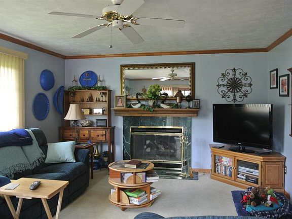 5th image of 1104 Rosemary Ln