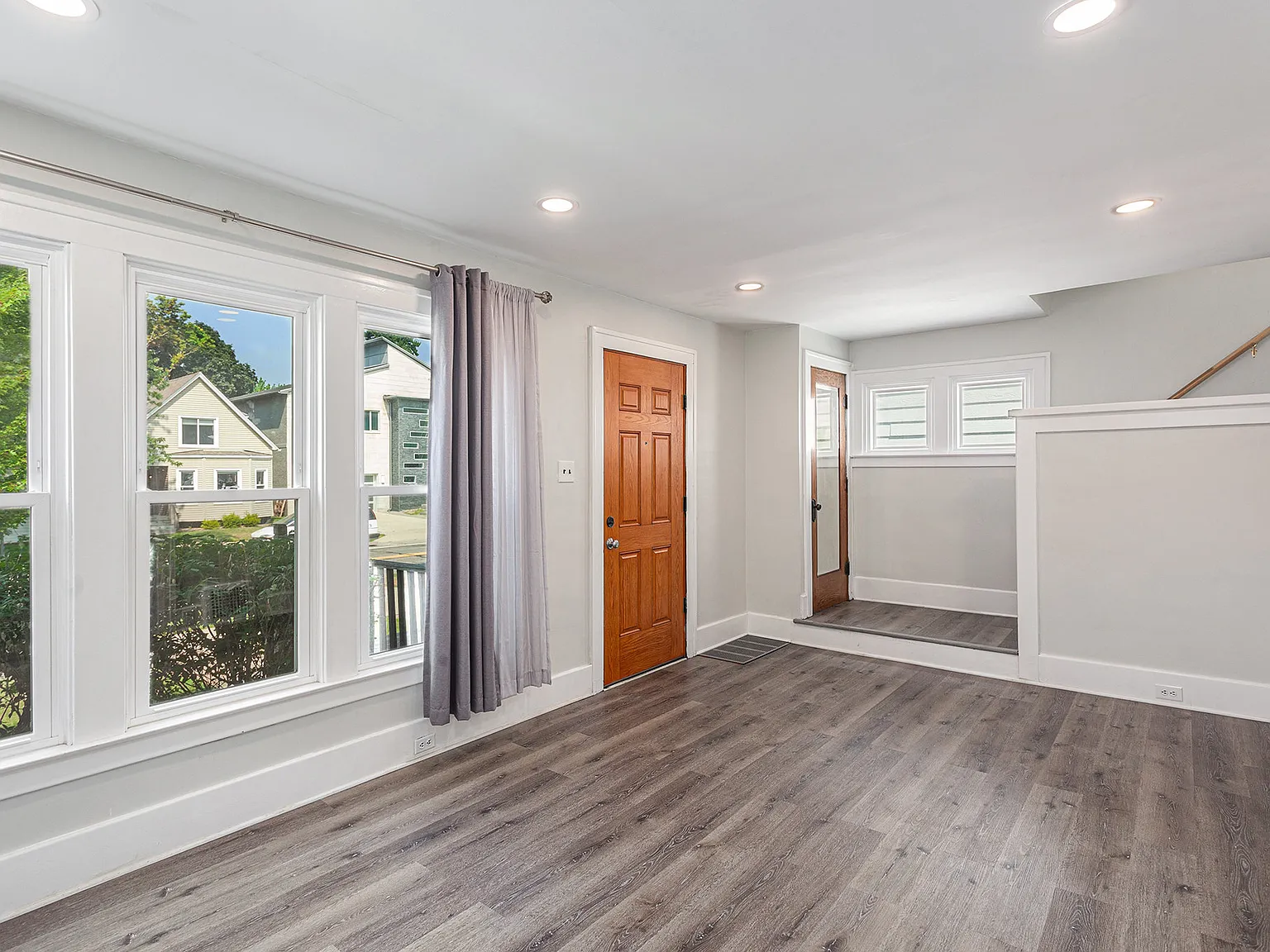 3 bed, 1347 sqft, $2,700 — Photo 2
